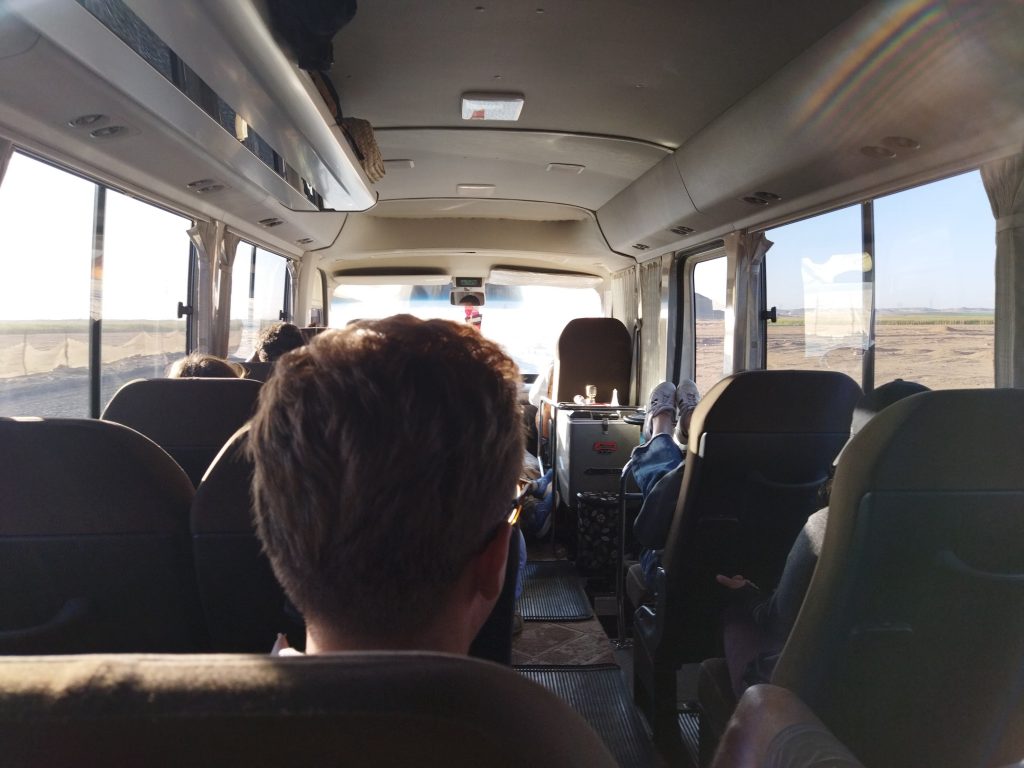 Ebu Simbel'e giden minibüs
