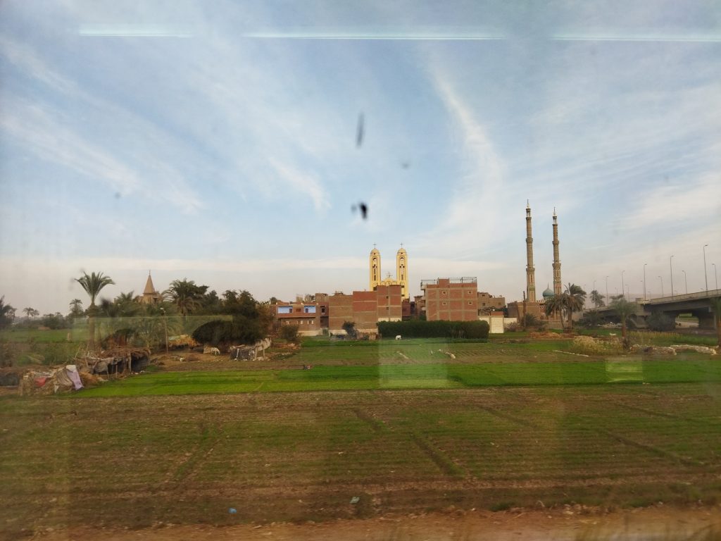 Mısır treni, cami ve kilise yanyana