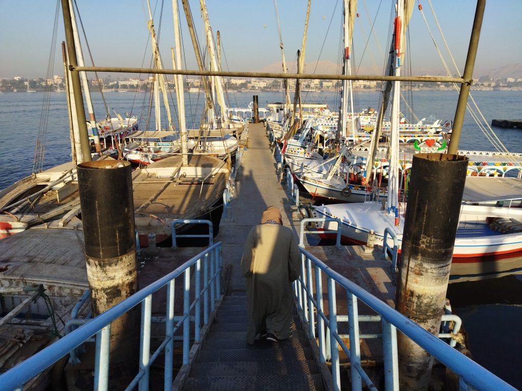 Luxor'daki iskele ve beni ayarlayan kaptan