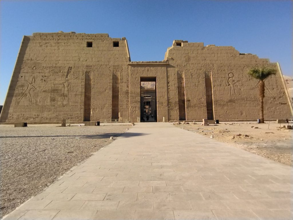 Medinet Habu Tapınağı'nın giriş surları, Luxor