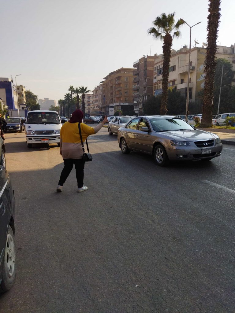 Kahire'de dolmuş durduran kadın