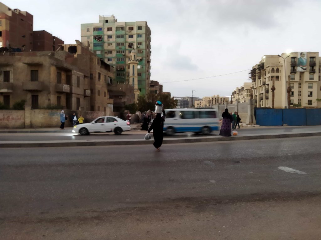 Kahire sokaklarında kadınlar
