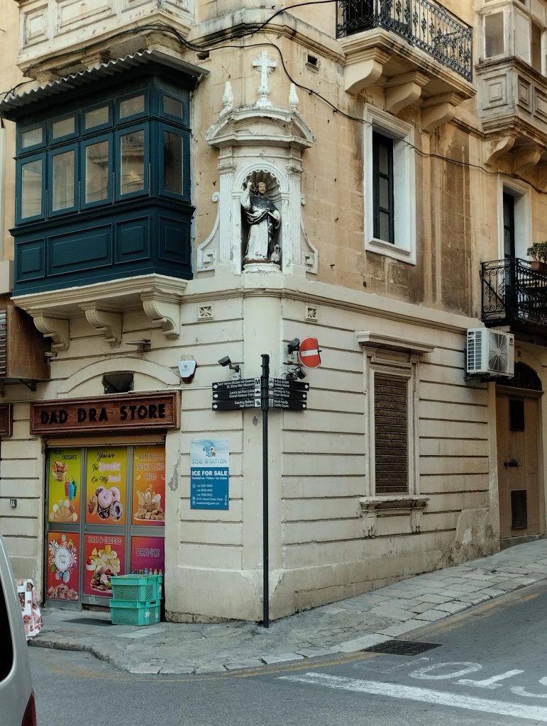 Valletta'da sokak başında bulunan ikon
