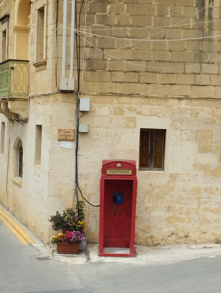 Malta Gozo'da telefon kulübesi