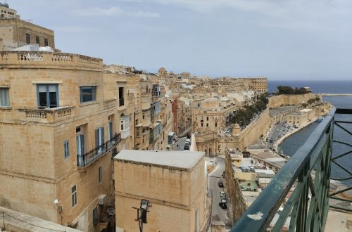 Valletta'daki Upper Barrakka'dan şehir manzarası