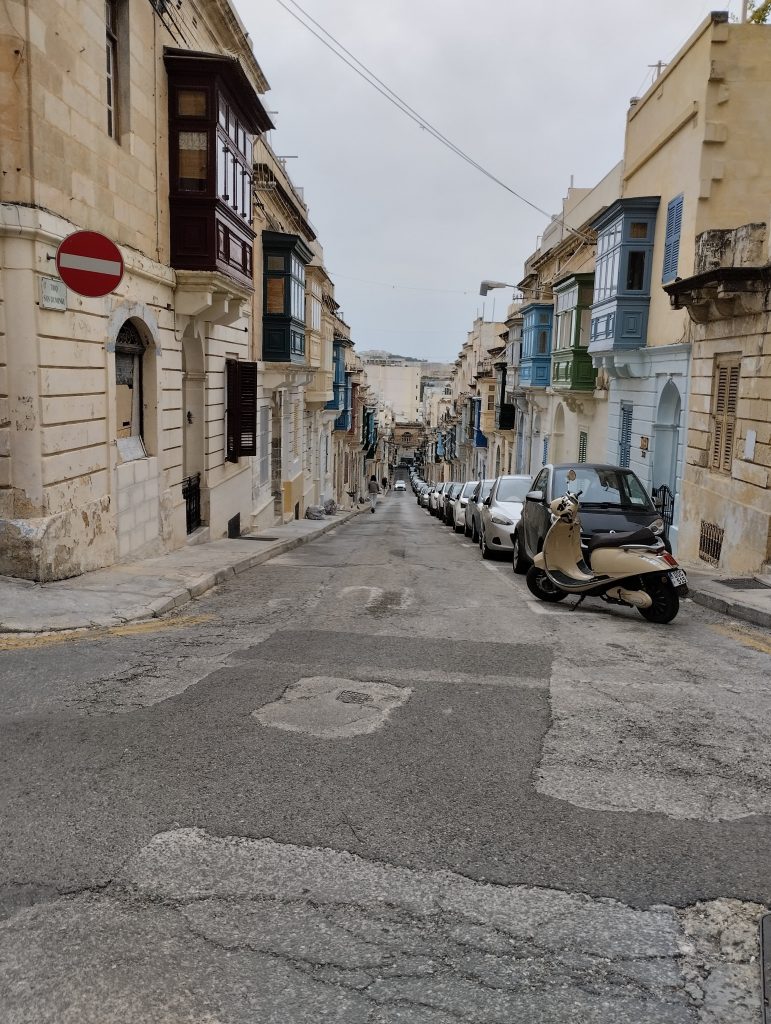 Sliema sokakları ve cumbalı evler, Malta