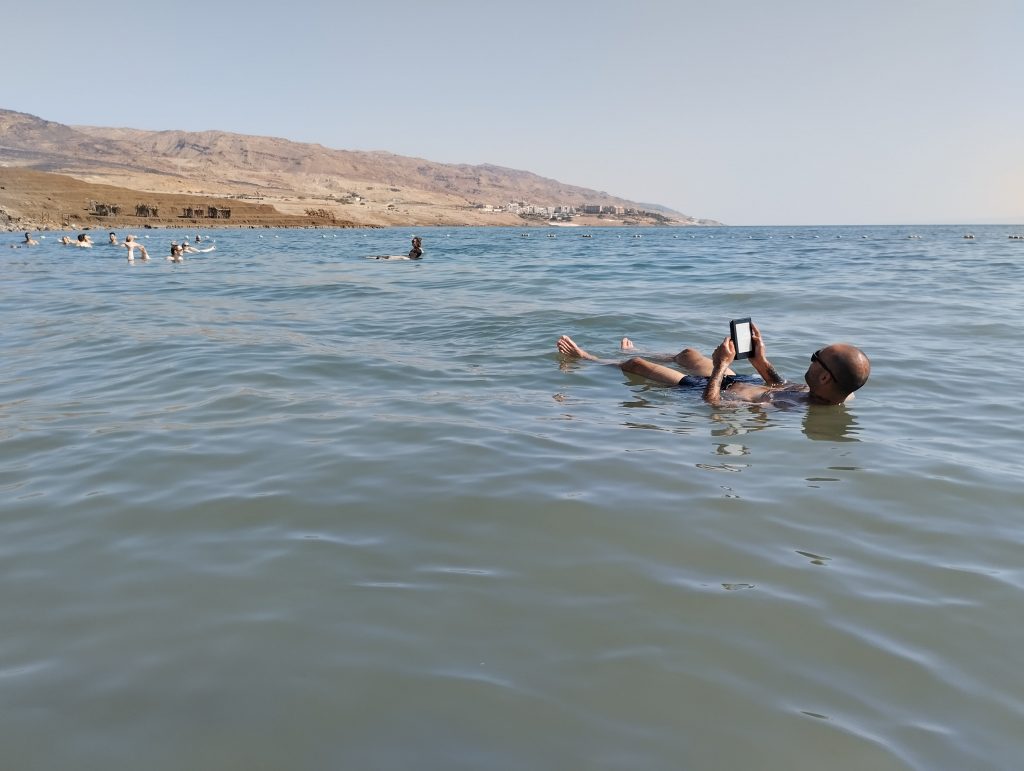 Lut Gölü'nde kitap okuma, Ürdün