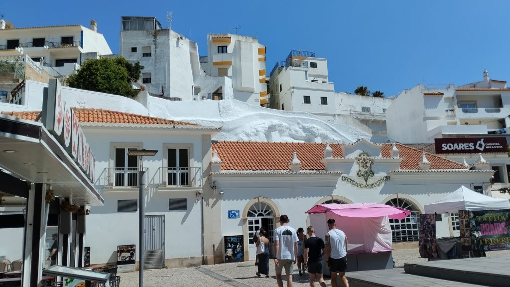 Albufeira meydanından görülen beyaz evler, Albufeira, Portekiz