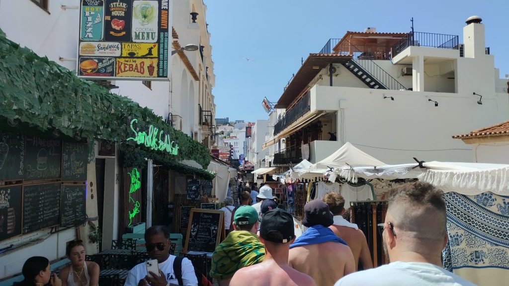 Albufeira merkezinde dolaşan İngilizler, Albufeira, Portekiz