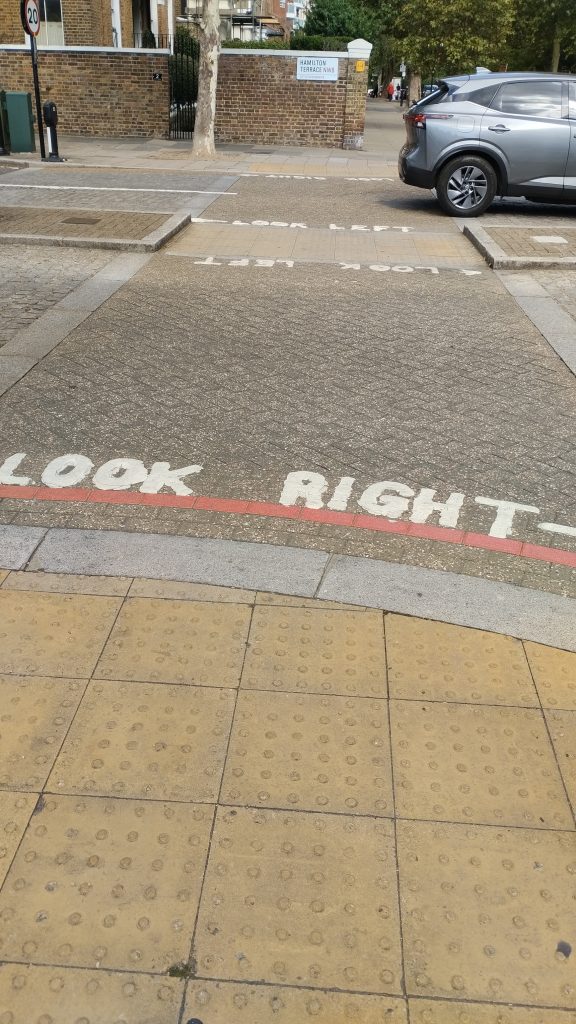 Karşıdan karşıya geçiş uyarısı, Londra, Birleşik Krallık