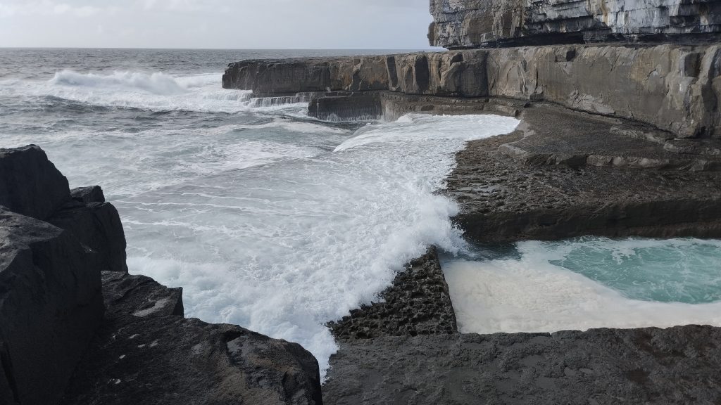 Solucan Deliği (Wormhole), Inis Mór, İrlanda