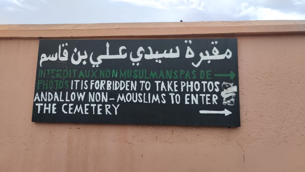 Mezarlığa giriş yasak tabelası, Marakeş, Fas
